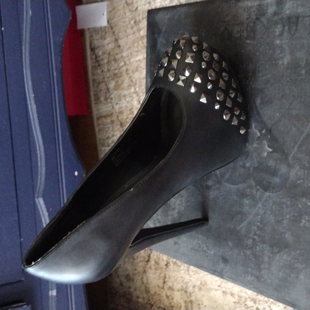 Black heart studded heals